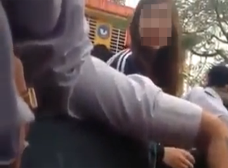 Hoảng hồn trước nữ sinh miêu tả chuyện sex giữa sân trường